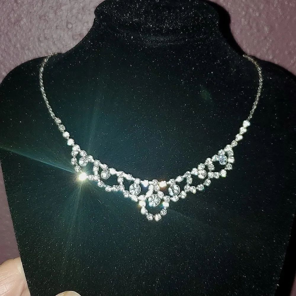 Rhinestones Necklace, Very Light Wieght, Essence of Beauty &โFemininty!โNWOT.